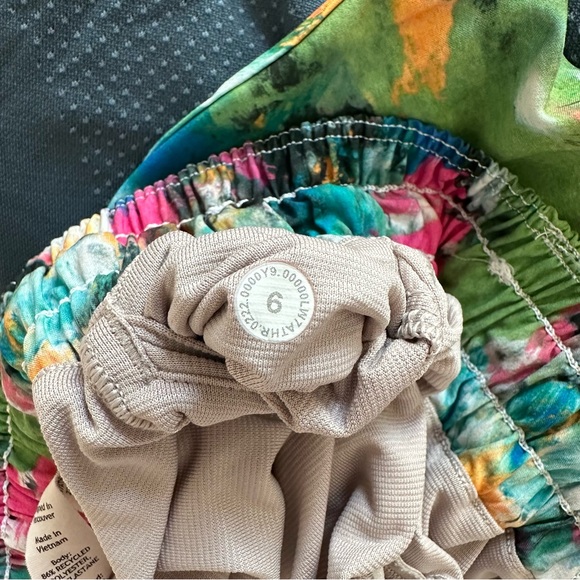 Lululemon Hotty Hot Low-Rise Lined Short 2.5” - Picture 7 of 7